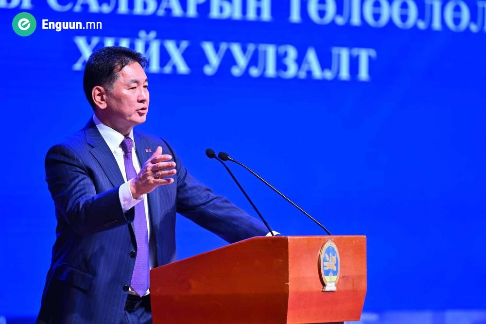 Монгол Улсын Ерөнхийлөгч У.Хүрэлсүх Монголбанк, арилжааны банк болон санхүүгийн байгууллагуудын удирдлага, ажилтнуудын төлөөлөл болсон 1,300 орчим хүнтэй уулзлаа.